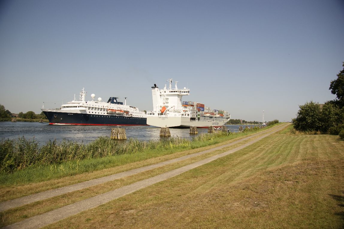 Nord-Ostsee-Kanal mit Fahrrad- und Wanderweg